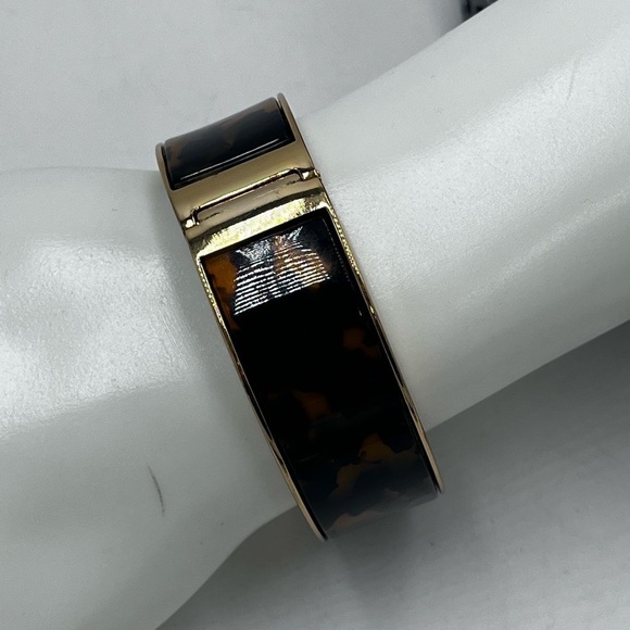 J Crew Tortoise Gold Hinge clamp bracelet Bangle Width: 3/4" - Picture 3 of 16